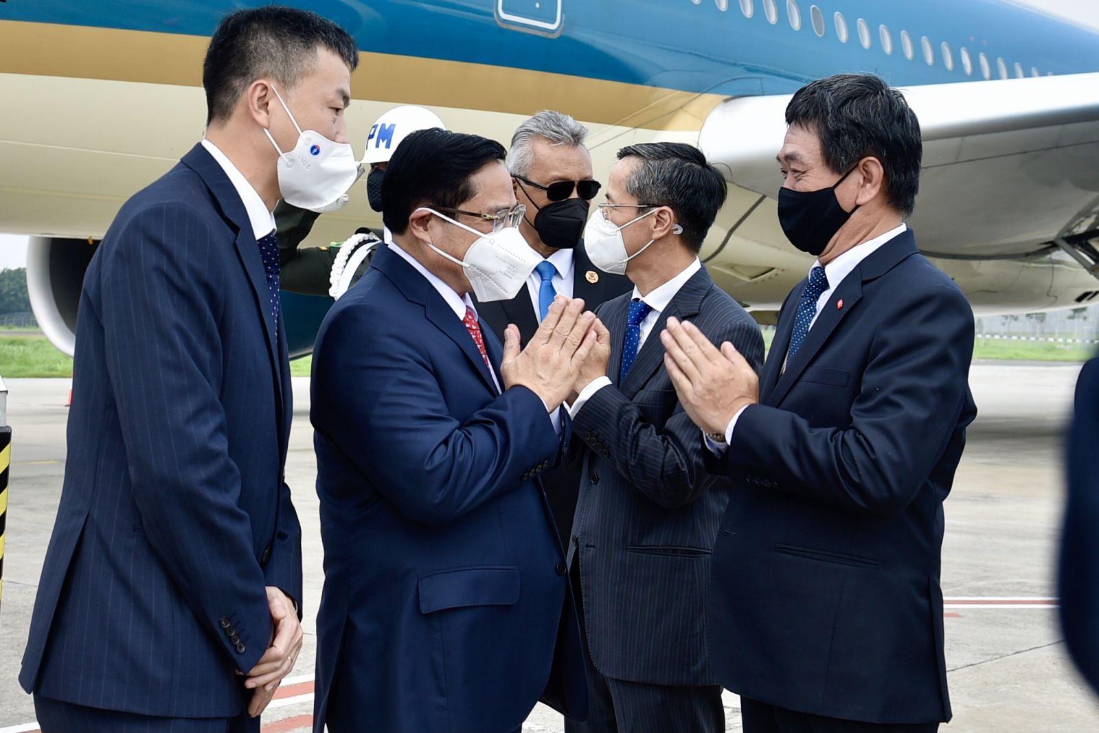 Thủ tướng Phạm Minh Chính tới Indonesia, bắt đầu chuyến công tác nước ngoài đầu tiên Thủ tướng Phạm Minh Chính đến Indonesia, bắt đầu chuyến công tác tham dự Hội nghị các Nhà Lãnh đạo ASEAN. Ảnh: VGP/Nhật Bắc Tham gia đoàn đại biểu cấp cao Việt Nam có Bộ trưởng Bộ Ngoại giao Bùi Thanh Sơn; Bộ trưởng, Chủ nhiệm Văn phòng Chính phủ Trần Văn Sơn; Thứ trưởng Bộ Ngoại giao Nguyễn Quốc Dũng; Phó Chủ nhiệm Văn phòng Chính phủ Nguyễn Xuân Thành; Thứ trưởng Bộ Kế hoạch và Đầu tư Trần Quốc Phương; Đại sứ Việt Nam tại Indonesia Phạm Vinh Quang; Đại sứ, Trưởng phái đoàn Đại diện Thường trực Việt Nam tại ASEAN Nguyễn Hải Bằng. Nhận lời mời của Chủ tịch ASEAN 2021, Quốc vương Brunei Darussalam Haji Hassanal Bolkiah, Thủ tướng Chính phủ Phạm Minh Chính dẫn đầu đoàn đại biểu cấp cao Việt Nam tham dự Hội nghị các Nhà Lãnh đạo ASEAN tại trụ sở Ban Thư ký ASEAN, Jakarta, Indonesia từ ngày 23 đến 24/4/2021. Theo chương trình chuyến công tác, Thủ tướng Phạm Minh Chính sẽ tham dự Hội nghị các Nhà Lãnh đạo ASEAN; chào xã giao Tổng thống Indonesia Joko Widodo; chào xã giao Quốc vương Brunei Darussalam Haji Hassanal Bolkiah, Chủ tịch ASEAN 2021; gặp Thủ tướng Singapore Lý Hiển Long; gặp Thủ tướng Malaysia Muhyiddin Yassin; gặp Thủ tướng Lào Phankham Viphavanh; tham dự cuộc gặp giữa Thủ tướng Việt Nam, Thủ tướng Campuchia Samdech Techo Hun Sen và Thủ tướng Lào Phankham Viphavanh. Đón đoàn tại sân bay có đại diện Bộ Ngoại giao Indonesia; Đại sứ Việt Nam tại Indonesia Phạm Vinh Quang; Đại sứ, Trưởng phái đoàn đại diện Việt Nam tại ASEAN Nguyễn Hải Bằng. Ảnh: VGP/Nhật Bắc Đây là chuyến công tác nước ngoài đầu tiên trên cương vị mới của Thủ tướng Chính phủ Phạm Minh Chính, khẳng định ưu tiên của Việt Nam là thắt chặt và củng cố đoàn kết, tương trợ với các quốc gia thành viên ASEAN, góp phần nâng cao vai trò trung tâm và vị thế của ASEAN trong giải quyết các thách thức nổi lên, qua đó tạo dựng môi trường hòa bình, thuận lợi cho phát triển bền vững của từng nước và của cả khu vực. Chuyến công tác cũng khẳng định Việt Nam nỗ lực đóng góp tích cực đối với tiến trình xây dựng Cộng đồng ASEAN, tiếp nối các kết quả đạt được trong năm Chủ tịch ASEAN 2020 của Việt Nam; khẳng định cam kết, trách nhiệm, đóng góp chủ động, tích cực của Việt Nam đối với các vấn đề chung của khu vực và quốc tế.