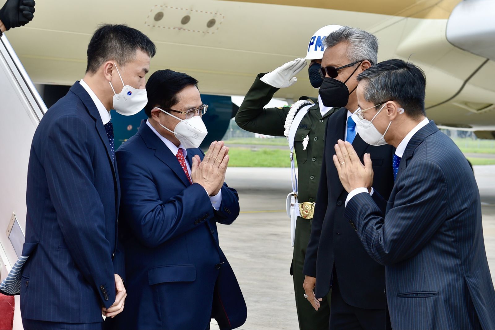 Thủ tướng Phạm Minh Chính tới Indonesia, bắt đầu chuyến công tác nước ngoài đầu tiên Đón đoàn tại sân bay có đại diện Bộ Ngoại giao Indonesia; Đại sứ Việt Nam tại Indonesia Phạm Vinh Quang; Đại sứ, Trưởng phái đoàn đại diện Việt Nam tại ASEAN Nguyễn Hải Bằng. Ảnh: VGP/Nhật Bắc