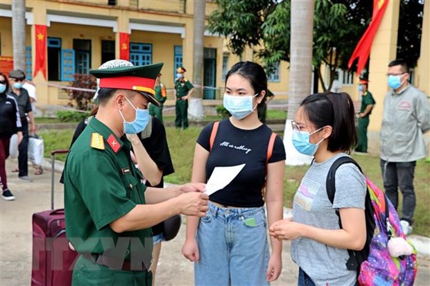 Thêm 6 ca mắc mới COVID-19, được cách ly ngay sau khi nhập cảnh Kiểm tra thông tin Giấy chứng nhận hoàn thành cách ly cho công dân. (Ảnh: Thanh Hải/TTXVN)