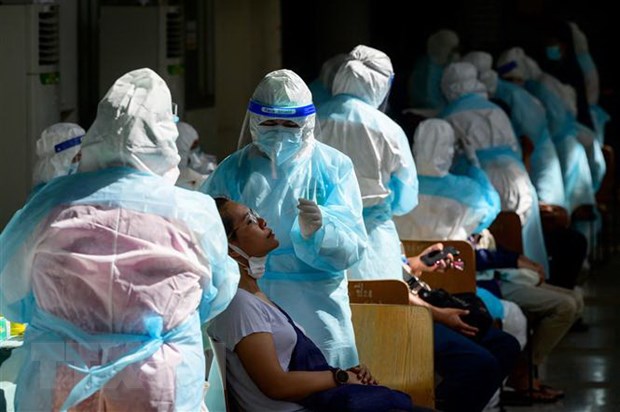 Nhân viên y tế lấy mẫu xét nghiệm COVID-19 tại Bangkok, Thái Lan. (Ảnh: AFP/TTXVN)