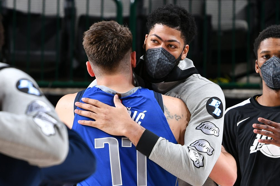 Anthony Davis bực tức vì tái xuất "xịt", LeBron James lập tức trấn an