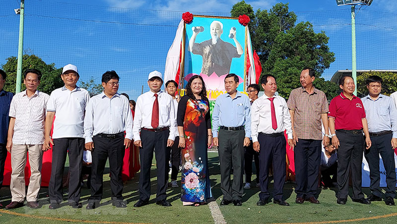 Khai mạc Hội thao - Liên hoan văn nghệ năm 2021 Các đại biểu chụp hình lưu niệm tại hội thao.
