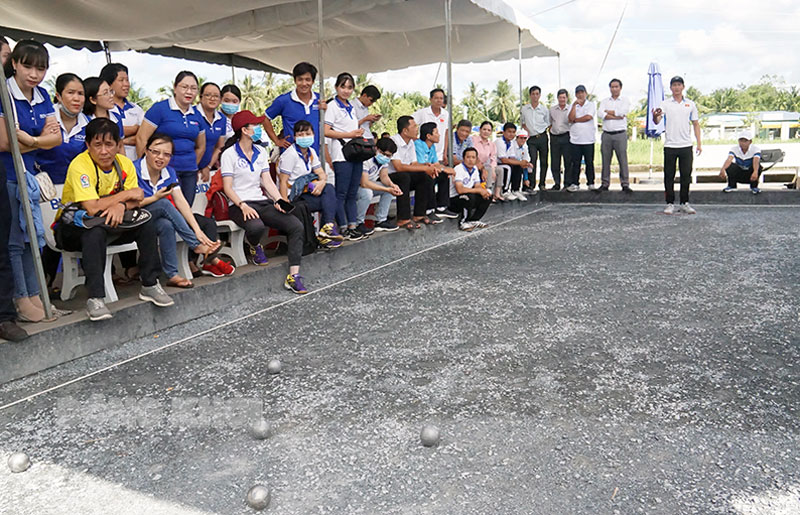 Đông đảo cổ động viên cổ vũ cho các vận động viên thi đấu.