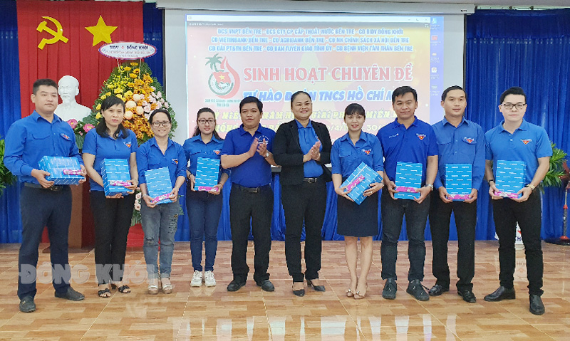 Sinh hoạt chuyên đề “Tự hào Đoàn TNCS Hồ Chí Minh” Bí thư Đoàn Khối Cơ quan - Doanh nghiệp tỉnh Nguyễn Thị Yến tặng quà cho đại diện các tổ chức cơ sở đoàn tham gia sinh hoạt chuyên đề.