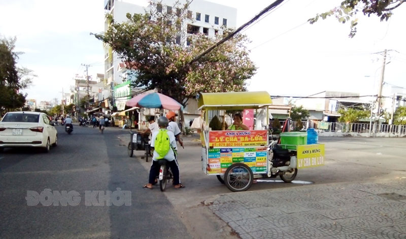 Vỉa hè, lòng đường phía trước Siêu thị Co.opmart thường xuyên bị lấn chiếm vào buổi chiều và tối.