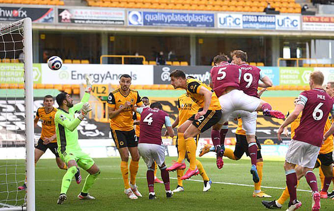 Wood lập hat-trick, Burnley kết thúc mạch toàn thua Chris Wood đã tỏa sáng để giúp Burnley đánh bại Wolves