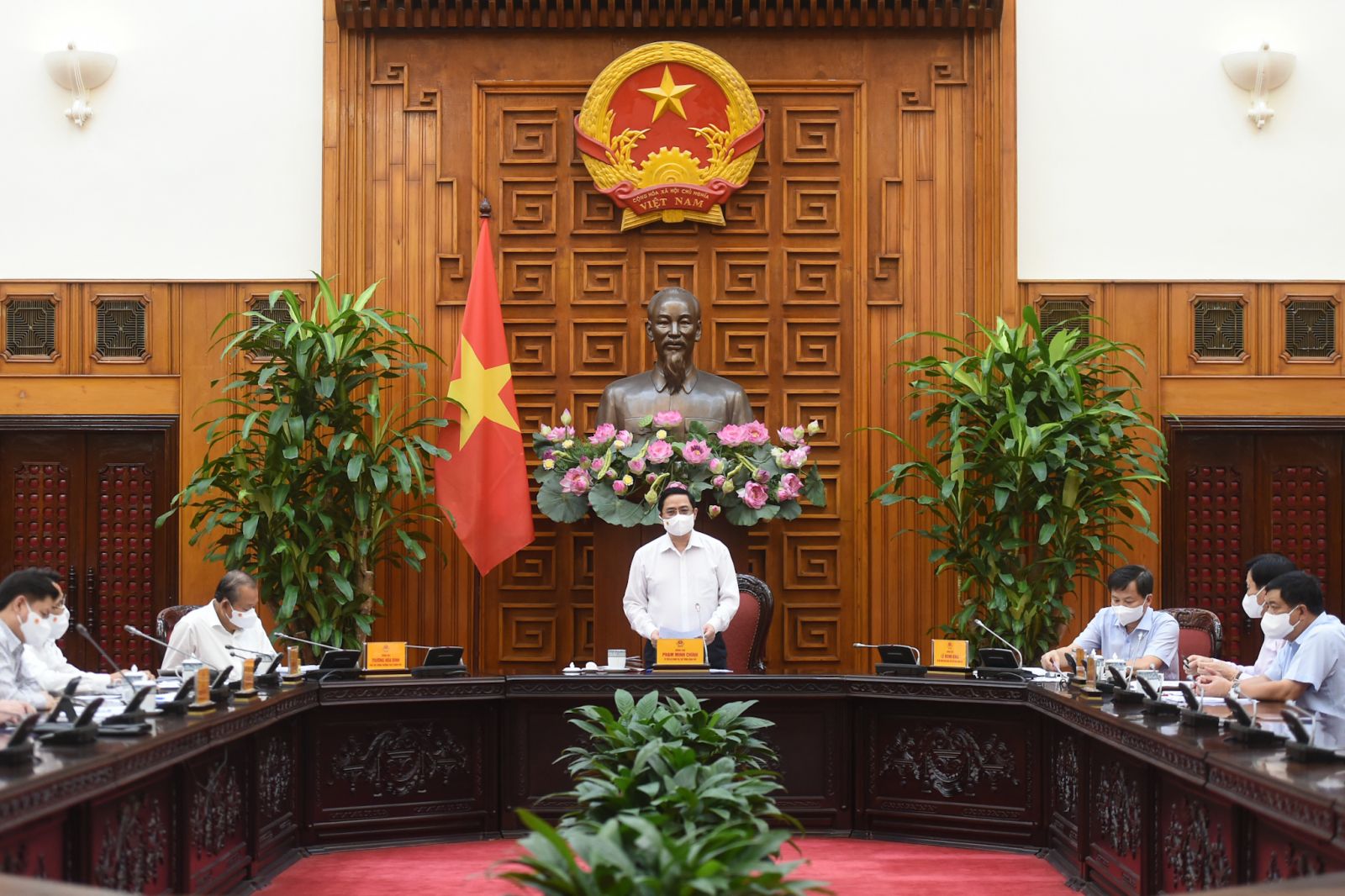 Thực hiện nghiêm các quy định phòng chống dịch, vì sức khỏe mỗi người, vì lợi ích quốc gia Thủ tướng Phạm Minh Chính: Trường hợp để xảy ra lây nhiễm dịch trong cộng đồng trên địa bàn thì tuỳ mức độ sẽ bị xem xét, xử lý trách nhiệm theo quy định. Ảnh VGP