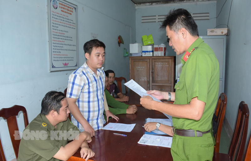 Cơ quan Công an tống đạt các quyết định.