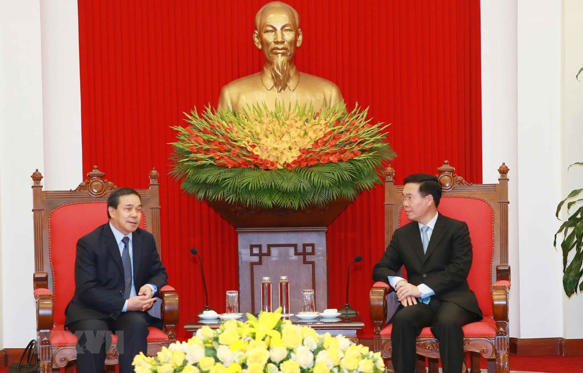 Bảo vệ, vun đắp mối quan hệ Việt Nam-Lào ngày càng phát triển Thường trực Ban Bí thư Võ Văn Thưởng tiếp Đại sứ Lào tại Việt Nam Sengphet Houngboungnuang. (Ảnh: Phương Hoa/TTXVN)