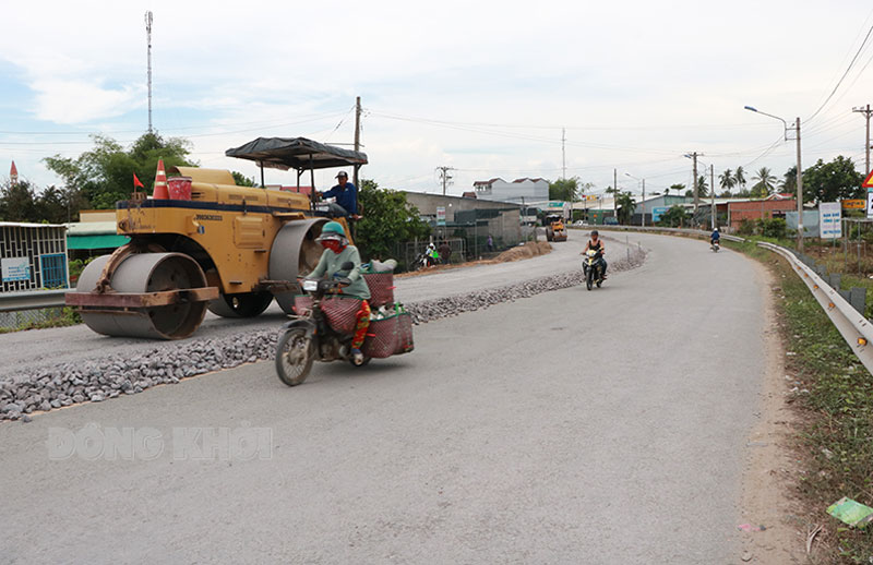 Bố trí trực công trường giao thông dịp nghỉ lễ 30-4-2021 Xe lu lèn đá tại công trường nâng cấp quốc lộ 57.