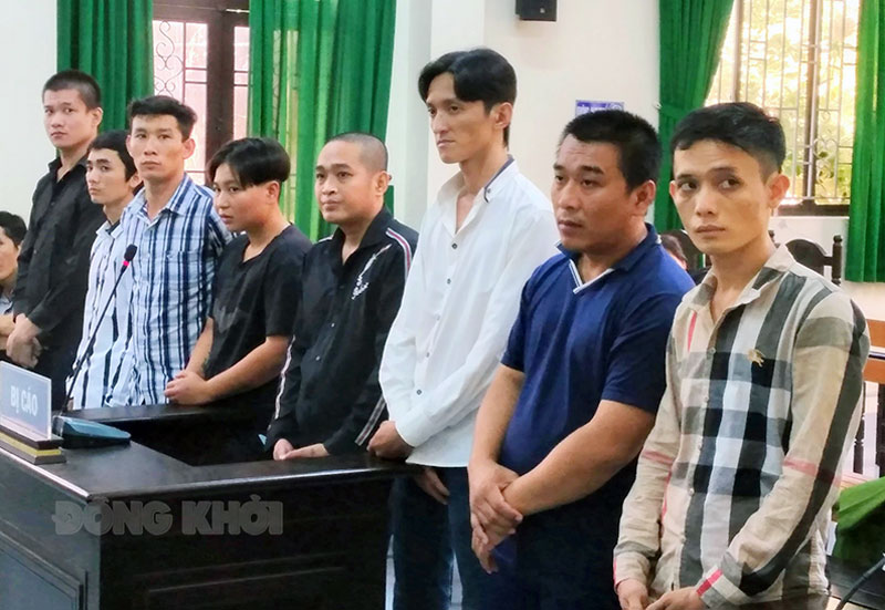 Trộm cắp, tiêu thụ tài sản gian, 8 bị cáo ra tòa lãnh án tù Các bị cáo tại phiên tòa ngày 26 và 27-4-2021.
