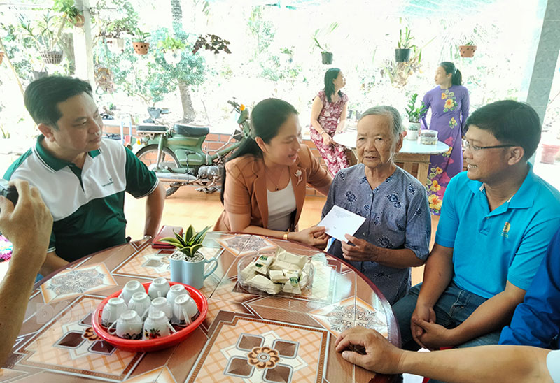 Đoàn đến thăm các Mẹ Việt Nam anh hùng tại xã Thạnh Phú Đông. Ảnh: T. Lập