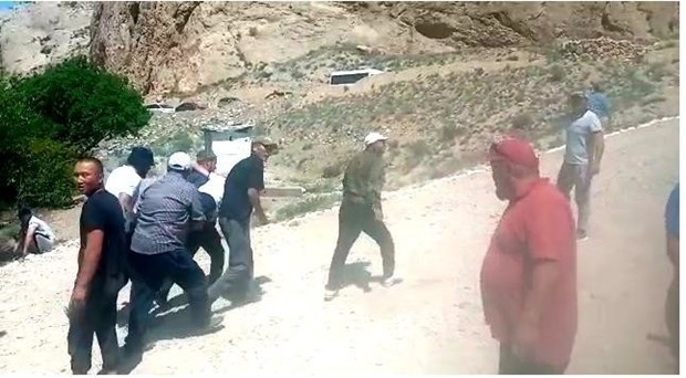 Lực lượng an ninh Kyrgyzstan, Tajikistan đấu súng qua biên giới Cấp cứu người bị thương sau vụ đụng độ giữa người dân Kyrgyzstan và Tajikistan. (Nguồn: akipress.com)