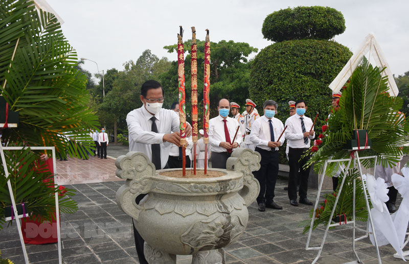 Bí thư Tỉnh ủy Phan Văn Mãi dâng hương tại đài tưởng niệm các anh hùng liệt sĩ.