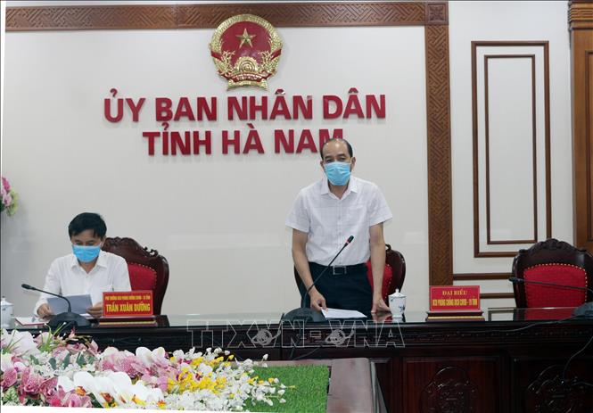 Giám đốc Sở Y tế Hà Nam báo cáo về tình hình dịch COVID-19 trên địa bàn tỉnh. Ảnh: Nguyễn Chinh/TTXVN