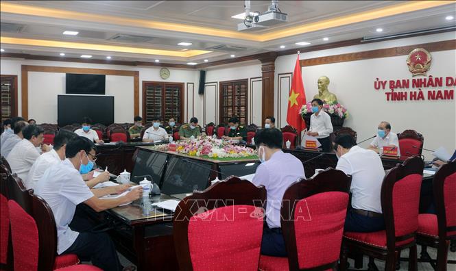 UBND tỉnh Hà Nam họp Ban Chỉ đạo phòng, chống dịch COVID-19 tỉnh về công tác khoanh vùng, dập dịch COVID-19 trên địa bàn. Ảnh: Nguyễn Chinh/TTXVN