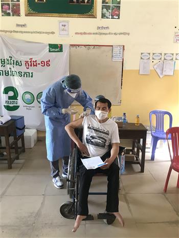 Thế giới trên 3,2 triệu người chết, Ấn Độ thêm gần 400.000 ca mắc mới Nhân viên y tế tiêm vaccine phòng COVID-19 cho người dân tại Phnom Penh, Campuchia, ngày 15-4-2021. Ảnh: THX/ TTXVN