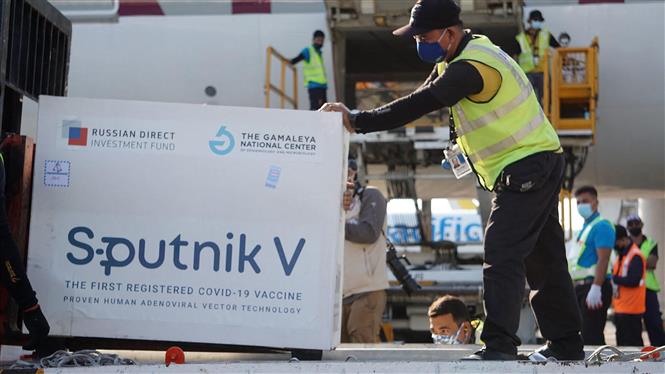 Thế giới trên 3,2 triệu người chết, Ấn Độ thêm gần 400.000 ca mắc mới Lô vaccine phòng COVID-19 Sputnik V đầu tiên được chuyển tới sân bay ở Manila, Philippines, ngày 1-5-2021. Ảnh: AFP/ TTXVN