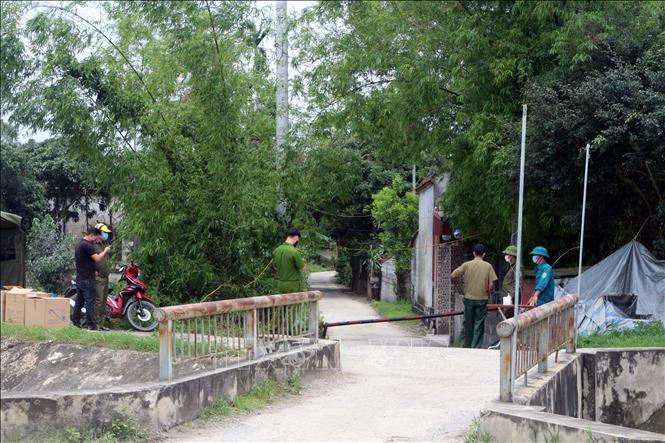 Lập chốt kiểm soát dịch bệnh tại thôn Nội Đọ, xã Bắc Lý, huyện Lý Nhân - nơi ở của bệnh nhân COVID- 19 vừa được xác nhận. Ảnh: Đại Nghĩa/TTXVN