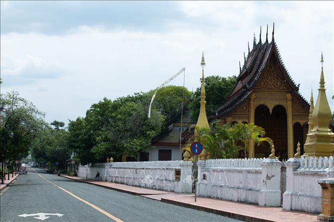 Cảnh vắng vẻ trên đường phố trong thời gian phong tỏa phòng dịch COVID-19 tại Luang Prabang, Lào, ngày 27-4-2021. Ảnh: THX/ TTXVN