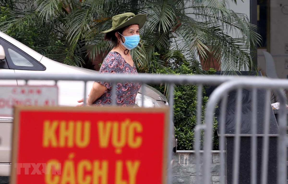Hà Nội phong tỏa tòa chung cư Viễn Đông Star vì có liên quan đến một cư dân dương tính với SARS-CoV-2. Nguồn: TTXVN