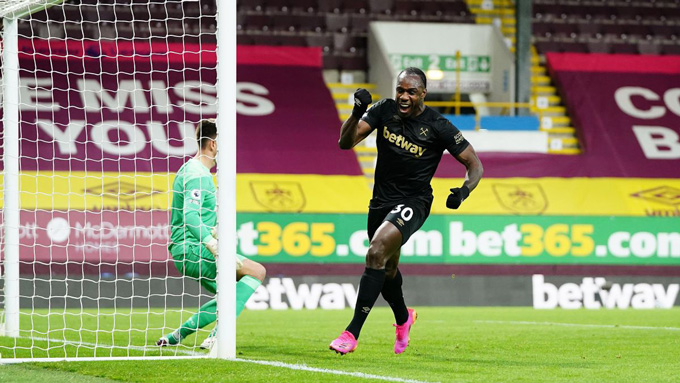 Búa tạ kiên trì bám đuổi Chelsea Michail Antonio ghi 2 bàn trong 8 phút ấn định tỷ số 2-1 trận Burnley vs West Ham