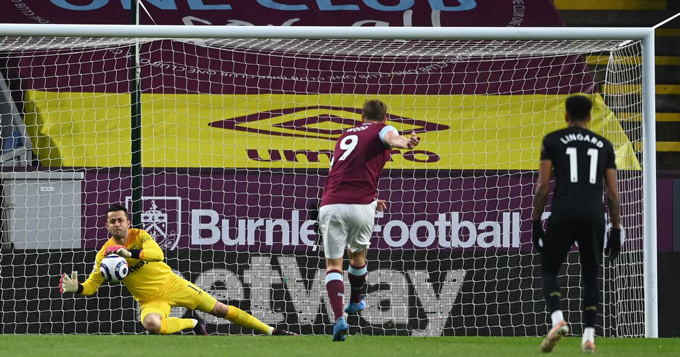 Búa tạ kiên trì bám đuổi Chelsea Chris Wood mở tỷ số trận Burnley vs West Ham ở phút 19
