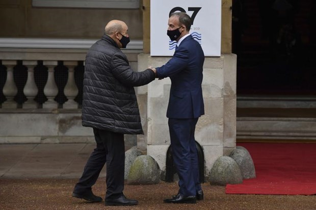 Ngoại trưởng Anh Dominic Raab (phải) và người đồng cấp Pháp Jean-Yves Le Drian. Nguồn: yakimaherald.com