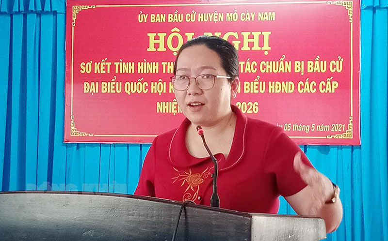 Bí thư Huyện ủy - Trưởng Ban chỉ đạo bầu cử huyện Nguyễn Thị Hồng Nhung phát biểu chỉ đạo tại hội nghị. Ảnh: Ngọc Vũ