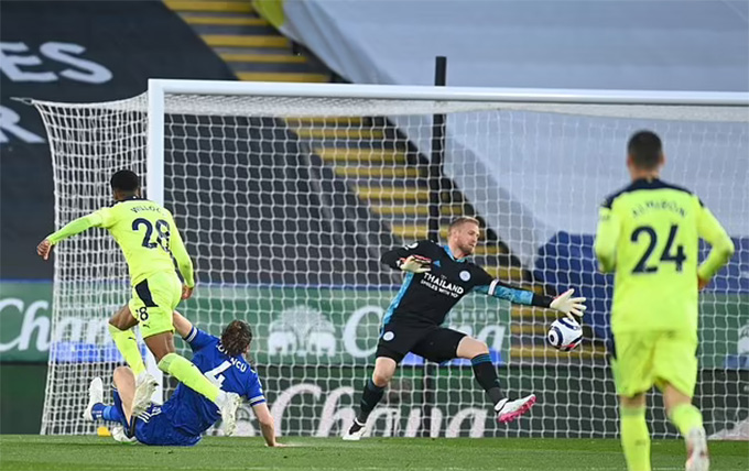 Báo động đỏ cho Leicester Willock tận dụng sai lầm của hàng thủ Leicester để có bàn mở tỷ số