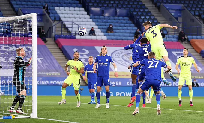 Báo động đỏ cho Leicester Dummett nhân đôi cách biệt trước khi hiệp 1 khép lại