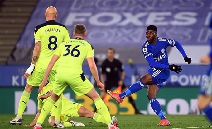 Báo động đỏ cho Leicester Iheanacho có bàn ấn định tỷ số thua 2-4 cho Leicester