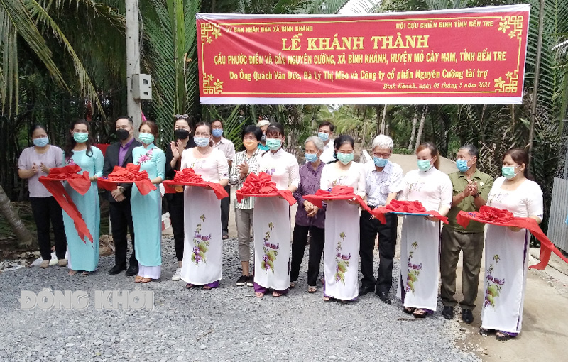 Đại biểu thực hiện nghi thức cắt băng khánh thành. Ảnh: Bảo Toàn