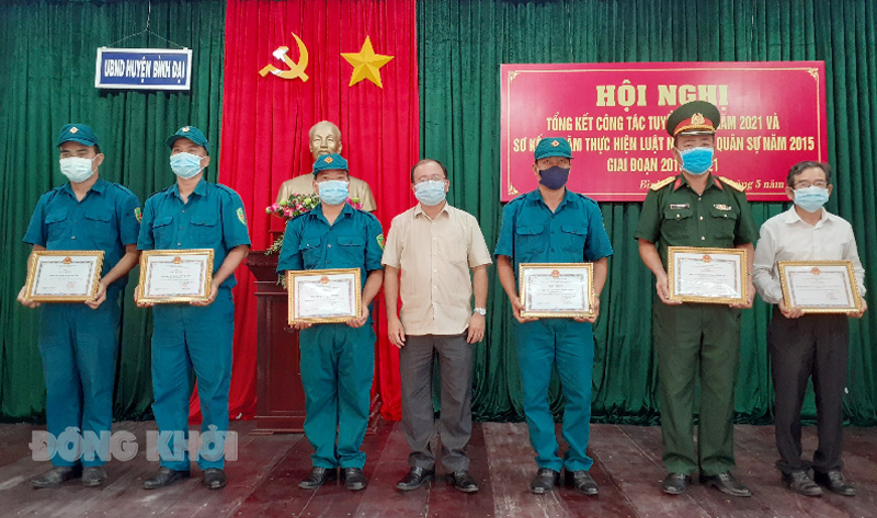 Các tập thể và cá nhân được tặng giấy khen. Ảnh: Minh Nhân