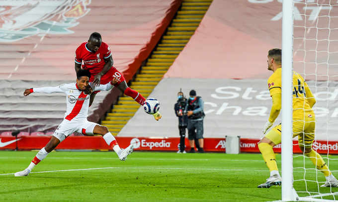 Man City chưa thể đăng quang Mane mở tỷ số trận Liverpool vs Southampton ở phút 31