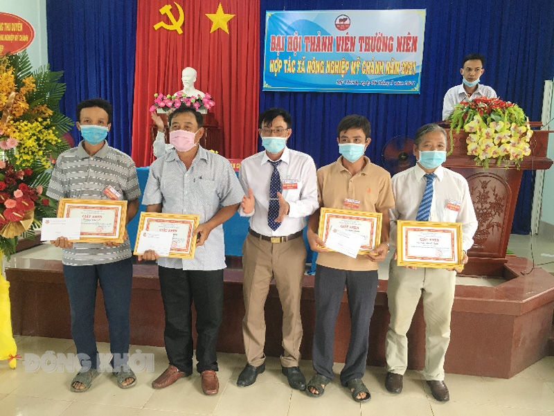 Khen thưởng các cá nhân thực hiện tốt hoạt động của hợp tác xã. Ảnh: Trà Dũng