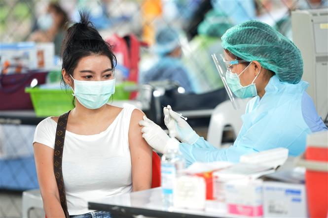 Thế giới gần 3,3 triệu người tử vong; Biến chủng Ấn Độ đáng quan ngại cấp toàn cầu Nhân viên y tế tiêm vaccine ngừa COVID-19 cho người dân tại Bangkok, Thái Lan ngày 7-4-2021. Ảnh: THX/TTXVN