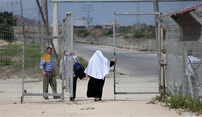 Người dân Palestine qua cửa khẩu Erez ở Beit Hanun, phía bắc Dải Gaza. Ảnh tư liệu: AFP/TTXVN