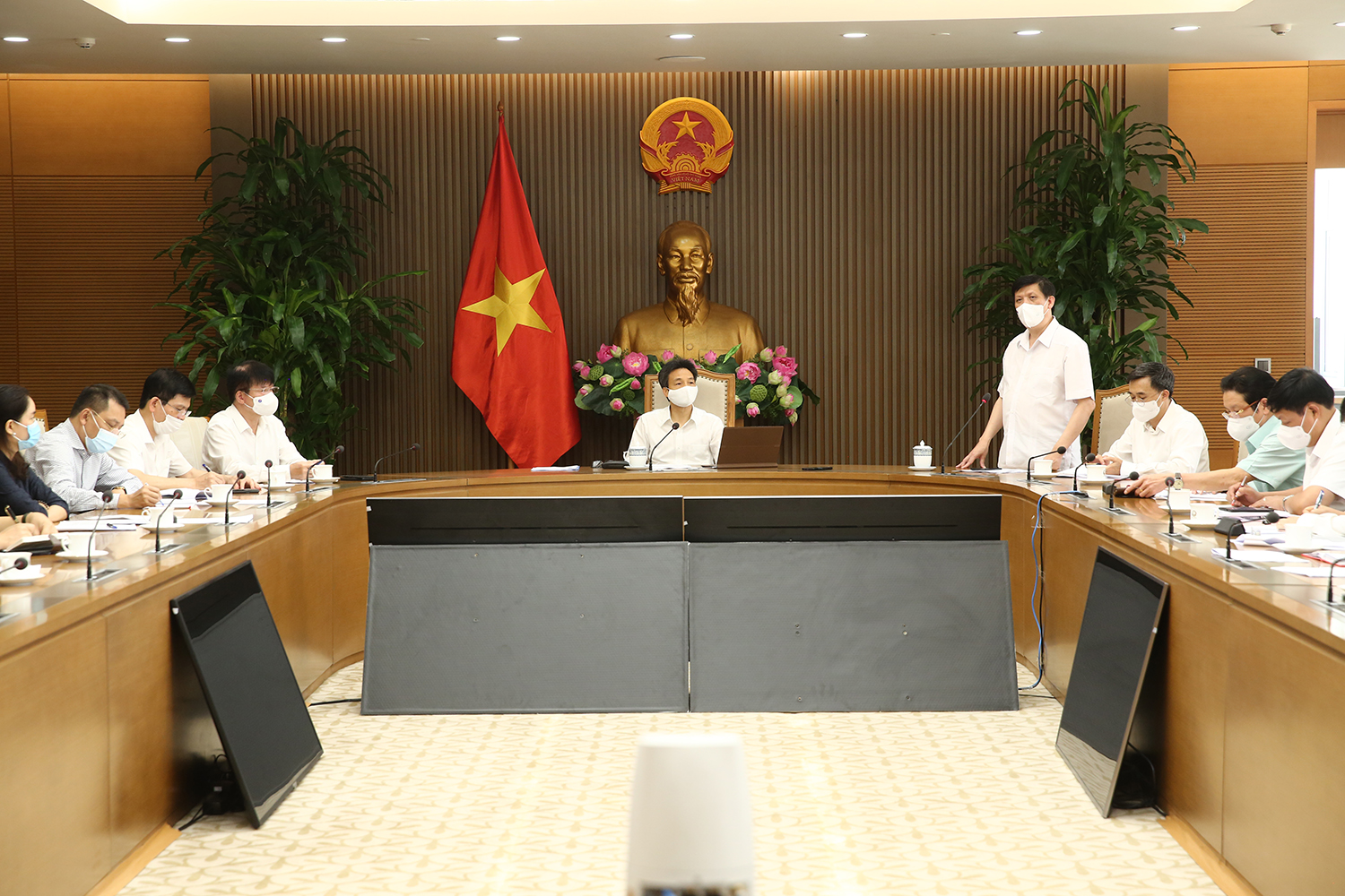 Không thay đổi chiến lược chống dịch, thực hiện nghiêm 5K Bộ trưởng Bộ Y tế Nguyễn Thanh Long (đứng phát biểu) cho biết phải dự trù, lường trước các kịch bản xấu hơn có thể xảy ra là tình huống cả nước có tới 30.000 ca nhiễm. Ảnh: VGP/Đình Nam