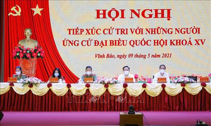 Chủ tịch Quốc hội Vương Đình Huệ và các ứng cử viên ĐBQH khóa XV Đơn vị bầu cử số 3 TP. Hải Phòng tại hội nghị tiếp xúc cử tri. Ảnh: TTXVN