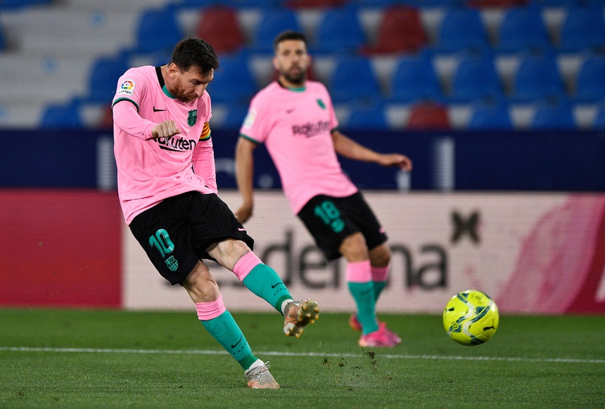 Màn trình diễn của Messi không đủ giúp Barca giành chiến thắng trên sân Estadio Ciudad de Valencia. Ảnh: Reuters