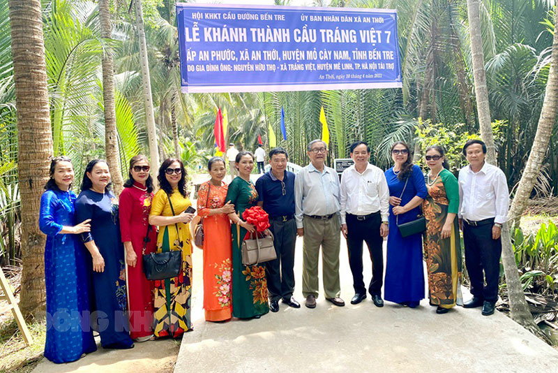 Ngành điện lực đồng hành cùng người dân nghèo Bến Tre Chủ tịch UBND tỉnh Bến Tre Trần Ngọc Tam (thứ 4 từ phải sang) cùng các đơn vị tham dự lễ khánh thành cầu Tráng Việt 7.