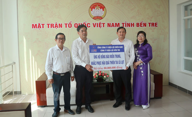 Ngành điện lực đồng hành cùng người dân nghèo Bến Tre Phó giám đốc Công ty Điện lực Bến Tre Võ Thanh Khiết trao biểu trưng ủng hộ đồng bào miền Trung.
