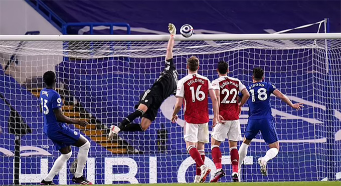 Thổi lửa vào cuộc đua Top 4 Xà ngang 2 lần từ chối bàn thắng của Chelsea ở phút 90