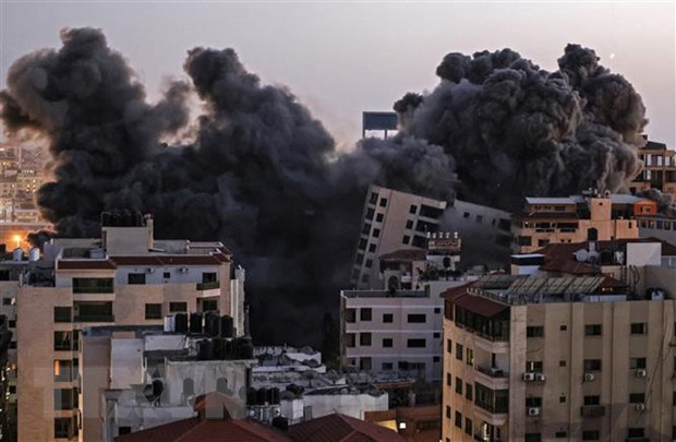 Khói lửa bốc lên sau loạt không kích của Israel xuống Dải Gaza ngày 11-5-2021. Ảnh: AFP/TTXVN