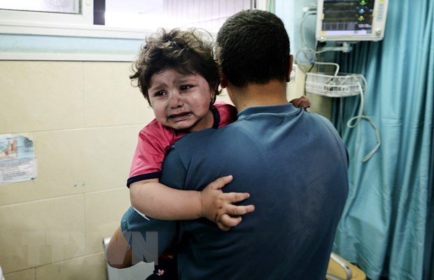 UNICEF kêu gọi bảo vệ trẻ em trong xung đột bạo lực Irael và Palestine Một em nhỏ bị thương sau loạt không kích của Israel xuống Dải Gaza ngày 11-5-2021. Ảnh: AFP/TTXVN