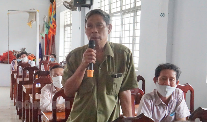 Cử tri bày tỏ ý kiến, nguyện vọng tại buổi tiếp xúc cử tri. Ảnh: Ánh Nguyệt