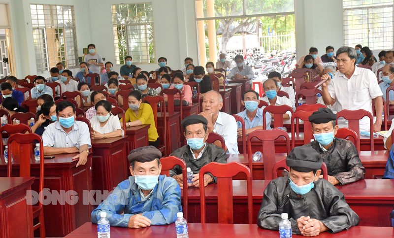 Cử tri phát biểu gởi gắm tâm tư nguyện vọng đến ứng cử viên.