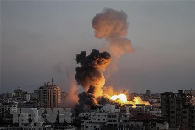 Khói lửa bốc lên trong các cuộc oanh tạc của máy bay Israel xuống thành phố Gaza ngày 14-5-2021. Ảnh: THX/TTXVN