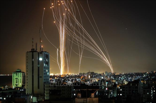 Rocket được phóng từ Dải Gaza, hiện do Phong trào Hamas của Palestine kiểm soát, xuống khu vực bờ biển thành phố Tel Aviv của Israel tối 11-5-2021. Ảnh minh họa: AFP/TTXVN